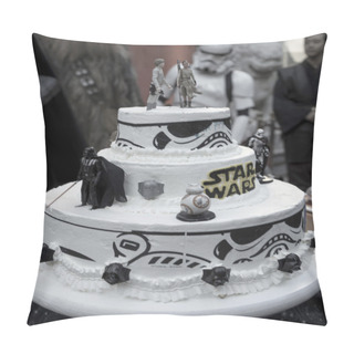 Personality  Australian Star Wars Fans Get Married In A Star Wars-themed Wedding Pillow Covers