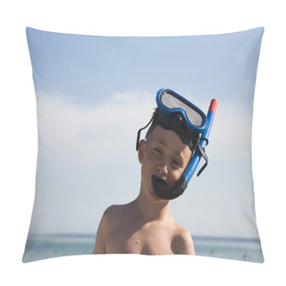 Personality  The Boy With An Underwater Mask Pillow Covers