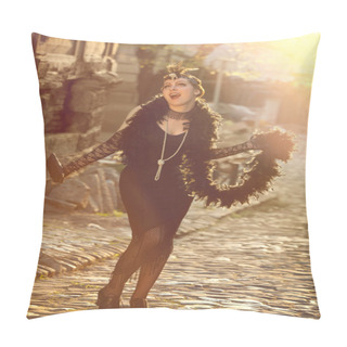 Personality  Retro Woman 1920s - 1930s In Rays Of Setting Sun Pillow Covers
