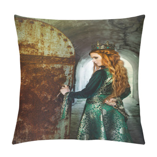Personality  Ginger Queen Near The Castle Pillow Covers