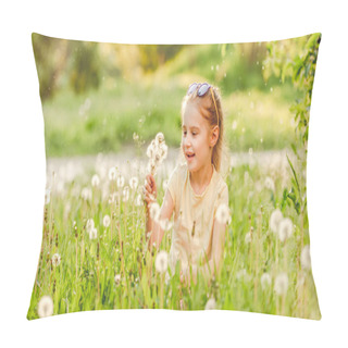 Personality  Cute Girl Playing With Dandelions Pillow Covers