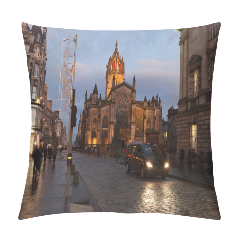 Personality  Edinburgh Roal Mile And St. Giles Cathedrale. Scotland. UK. Pillow Covers