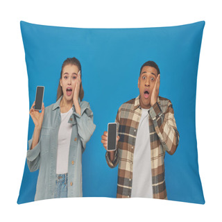 Personality  Shocked Woman And Amazed African American Holding Smartphones With Blank Screen On Blue Backdrop Pillow Covers
