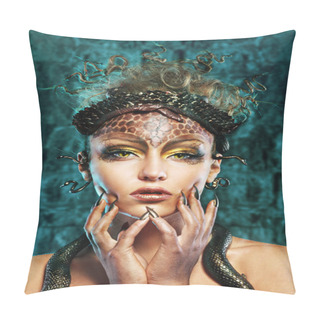 Personality  Gorgon Girl In Dungeon Pillow Covers
