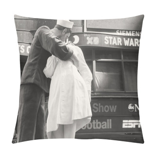Personality  Figure Of A Sailor Kissing A Nurse At Times Square In New York Pillow Covers