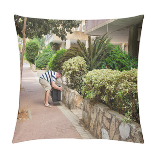 Personality  Old Television Receiver On Sidewalk Pillow Covers