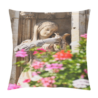 Personality  Statue Of Medieval Girl With Pigeon And Leaves On Grand Place Pillow Covers