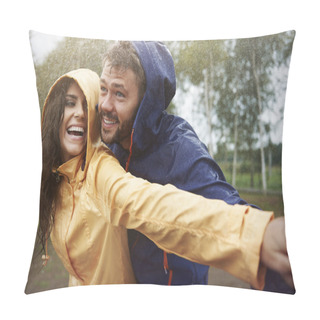 Personality  Loving Couple In Rain Pillow Covers