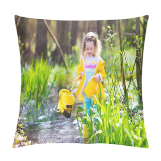 Personality  Little Girl Catching A Frog Pillow Covers