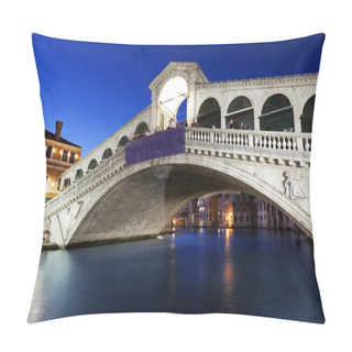 Personality  Rialto Bridge At Night, Venice, Italy Pillow Covers