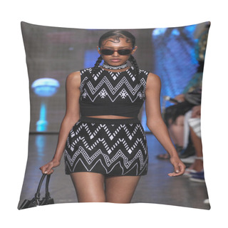 Personality Alewya Demmisse Walk The Runway At DKNY Pillow Covers