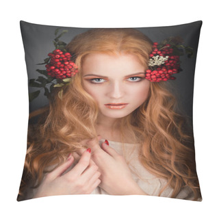 Personality  Wreath With Mountain Ash Berries Pillow Covers