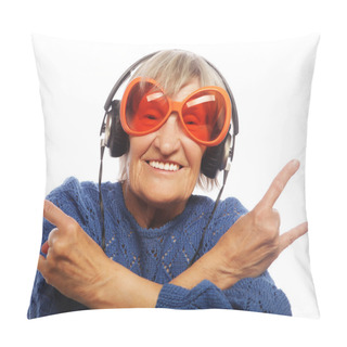 Personality  Funny Old Lady Listening Music Pillow Covers