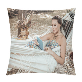 Personality  Pretty Woman Playing Games On A Tablet Pillow Covers