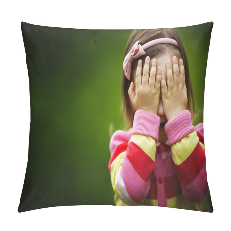 Personality  little girl is playing hide-and-seek hiding face pillow covers