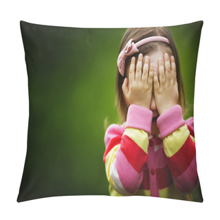 Personality  Little Girl Is Playing Hide-and-seek Hiding Face Pillow Covers