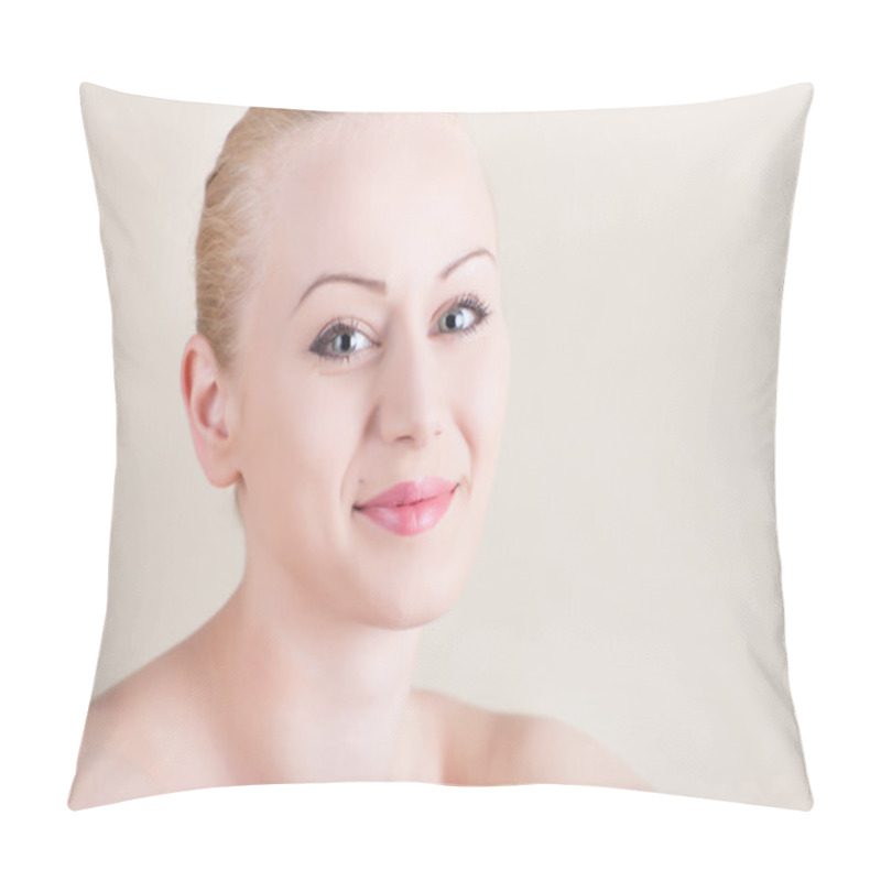 Personality  Nude smiling girl with natural make up pillow covers