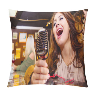 Personality  Woman Singing With Microphone Pillow Covers