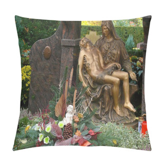 Personality  Bronze Grave Figures, Cemetery In Autumn On All Saints' Day, Autumn Flower Arrangement, Grave Decoration For Winter, Fallen Leaves In Autumn  Pillow Covers