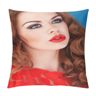 Personality  Woman With Beautiful Big Eyes Pillow Covers