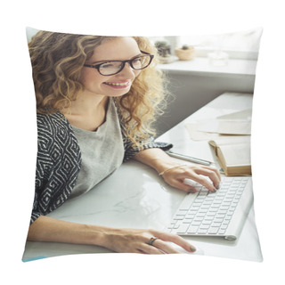Personality  Lady Typing In  Office Pillow Covers