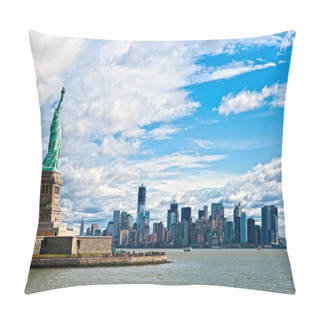 Personality  The Statue Of Liberty And Manhattan Skyline, New York City. USA. Pillow Covers