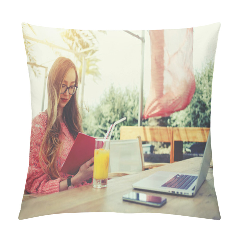 Personality  Female Freelancer Reading Notebook Pillow Covers