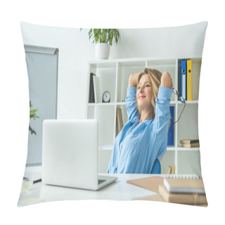 Personality  Happy Businesswoman With Laptop Pillow Covers