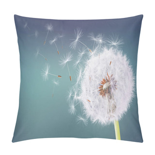 Personality  Dandelion Flying On Green Background Pillow Covers