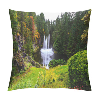 Personality  Dancing Fountain In Quiet Pond Pillow Covers