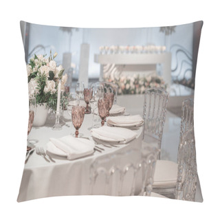 Personality  Flower Arrangement In The Center Of The Table. Interior Of Restaurant For Wedding Dinner, Ready For Guests. Round Banquet Table Served. Catering Concept. Pillow Covers