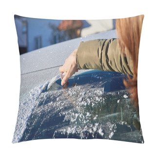 Personality  Scraping Ice Off The Windshield Pillow Covers