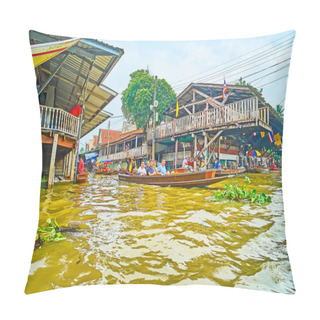 Personality  DAMNOEN SADUAK, THAILAND - MAY 13, 2019: Ton Khem Floating Market Boasts Branched Canals (khlongs), Multiple Pavilions, Many Food Boats, On May 13 In Damnoen Saduak Pillow Covers