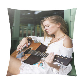 Personality  Portrait Of Girl With Guitar Pillow Covers