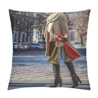 Personality  Young Traveller Woman In Milan, Italy Walking Pillow Covers