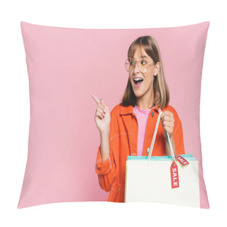 Personality  Young Woman Pointing With Finger While Holding Shopping Bags With Sale Lettering On Pink Background Pillow Covers