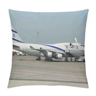 Personality  El Al Boeing 747 In John F Kennedy Airport In New York Pillow Covers