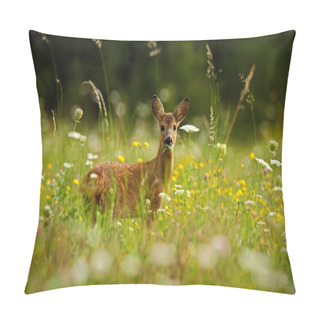 Personality  Roe Deer Chewing Green Leaves Pillow Covers