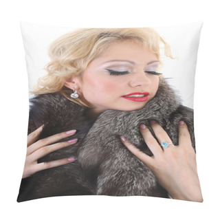 Personality  Blondie Woman With Fur Collar Dreaming Pillow Covers