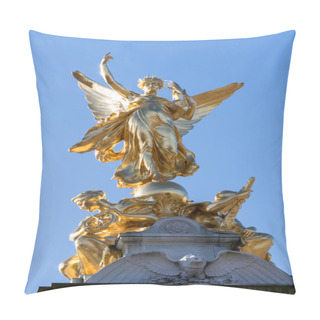 Personality  Victoria Memorial Outside Buckingham Palace Pillow Covers