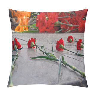 Personality  May 9 Victory Day, Red Carnations And Eternal Flame, День Победы Pillow Covers