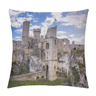 Personality  Podzamcze, Poland - July 1, 2017: Famous Ogrodzieniec Castle In Podzamcze Village, One Of The Chain Of 25 Medieval Castles Called Eagles Nests Trail Pillow Covers