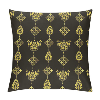 Personality  Middle East. Rich Golden Hues Adorn Intricate Patterns, Paying Homage To The Cultural Heritage Of The Region. Against A Striking Black Backdrop, These Golden Motifs Stand Out With Unparalleled Elegance, Commanding Attention And Admiration. Pillow Covers