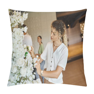 Personality  Joyful Woman Looking At Camera Near Floral Decor And Colleague On Blurred Background In Event Hall Pillow Covers