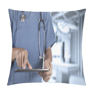 Personality  Success Smart Medical Doctor Working With Operating Room Pillow Covers