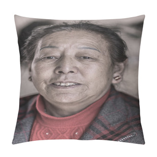 Personality  Portrait Of An Old Tibetan Woman Posing In Front Of The Camera Pillow Covers