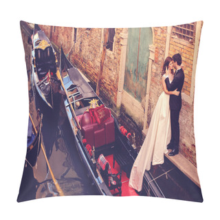 Personality  Bride And Groom In Venice Pillow Covers