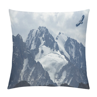 Personality  The Mountain Eagle Soars Over High Tops Pillow Covers