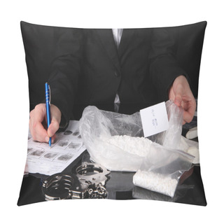 Personality  Heroin Consignments Found Of Drug Control Employees Pillow Covers