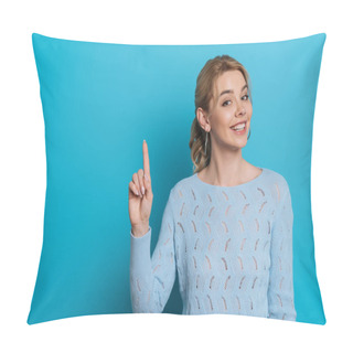 Personality  Beautiful Girl Smiling At Camera While Showing Idea Sign On Blue Background Pillow Covers